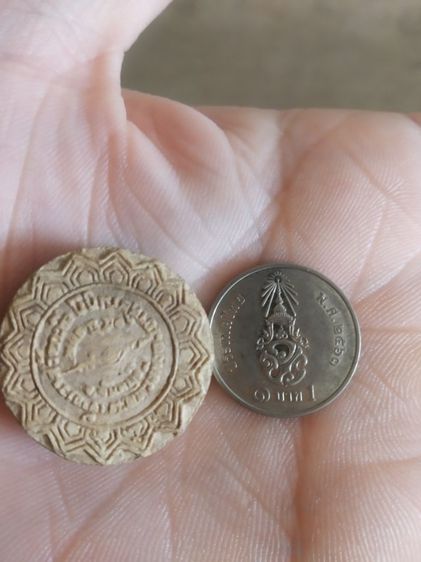 พระเนื้อผงจันทร์ลอยผสมพระเกศา(พระครูธรรมสรคุณ(เขียน)(ขนธสโร)(เทพเจ้าแห่งขุนเขาคิชฌกูฏ)วัดกระทิง(จังหวัดจันทบุรีปี2539))พระเครื่องรางของมงคล รูปที่ 3