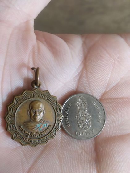 พระเหรียญจักรเนื้อทองแดง(พระรูปเหมือนพระครูสันติวรการวัดสันติวนารามหลังยันต์(จังหวัดกาญจนบุรีปี2538))พระบ้านพระเครื่องรางของมงคล รูปที่ 12