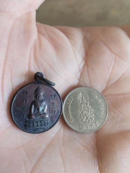 พระเหรียญเนื้อทองแดง(พระชัยวัฒน์กลมเล็กพระหลวงปู่เหรียญ(ถาวโร)(วัดบางระโหง)(ที่ระลึก108ปี)(จังหวัดนนทบุรีปี2547))พระบ้านพระเครื่องรางของมงคล รูปที่ 2