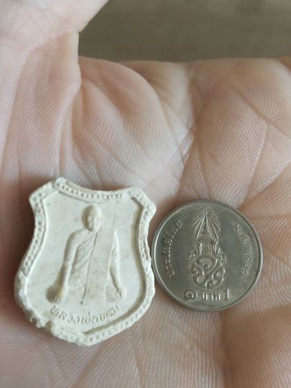 พระเนื้อว่านผสมผง(พระรูปเหมือนพระหลวงพ่อพุฒ(รุ่นแรกรุ่นบารมีใครมีรวย)(วัดพวงมาลัย)(สมุทรสงครามปี2537))พระบ้านพระเครื่องรางของมงคล รูปที่ 2