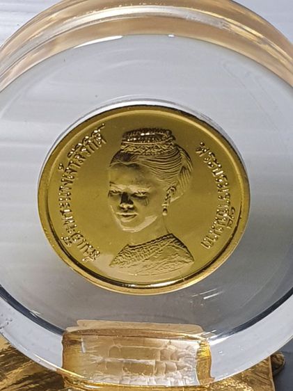 เหรียญกะไหลทองที่ระลึกพระพันปีหลวงพร้อมกล่อง ตามภาพ ราคา 450 บาท รูปที่ 2