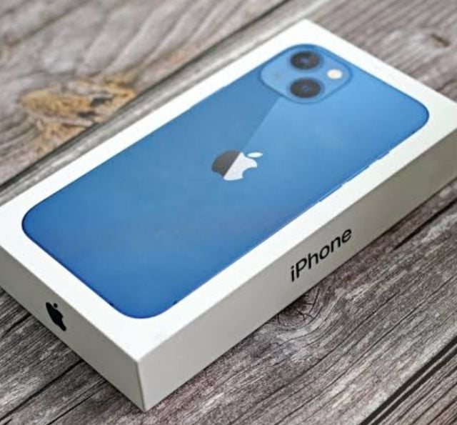 กล่อง iPhone 13 สีน้ำเงิน