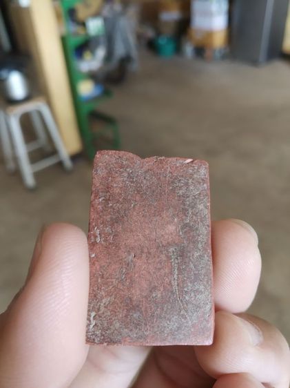 พระเนื้อมวลสารผสมว่านสบู่เลือด(พระพิมพ์พระสมเด็จหลังเรียบ(ไม่ทราบพระเกจิที่สร้าง)(เนื้อออกแดงมีตำหนิแตกหัก))พระบ้านพระเครื่องรางของมงคล รูปที่ 13