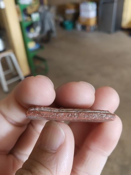 พระเนื้อมวลสารผสมว่านสบู่เลือด(พระพิมพ์พระสมเด็จหลังเรียบ(ไม่ทราบพระเกจิที่สร้าง)(เนื้อออกแดงมีตำหนิแตกหัก))พระบ้านพระเครื่องรางของมงคล รูปที่ 15