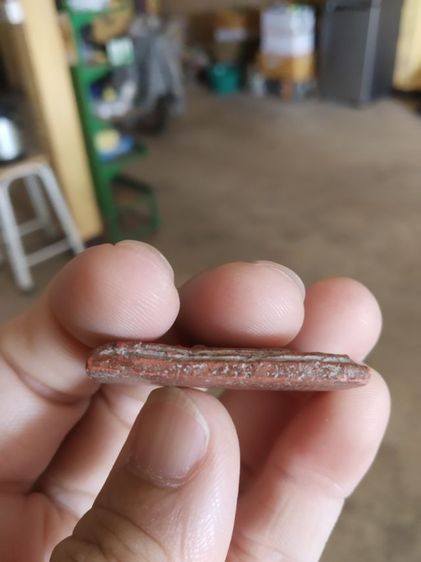 พระเนื้อมวลสารผสมว่านสบู่เลือด(พระพิมพ์พระสมเด็จหลังเรียบ(ไม่ทราบพระเกจิที่สร้าง)(เนื้อออกแดงมีตำหนิแตกหัก))พระบ้านพระเครื่องรางของมงคล รูปที่ 17