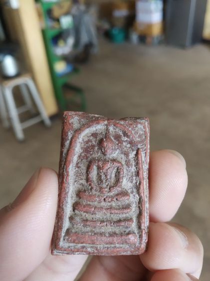 พระเนื้อมวลสารผสมว่านสบู่เลือด(พระพิมพ์พระสมเด็จหลังเรียบ(ไม่ทราบพระเกจิที่สร้าง)(เนื้อออกแดงมีตำหนิแตกหัก))พระบ้านพระเครื่องรางของมงคล รูปที่ 3