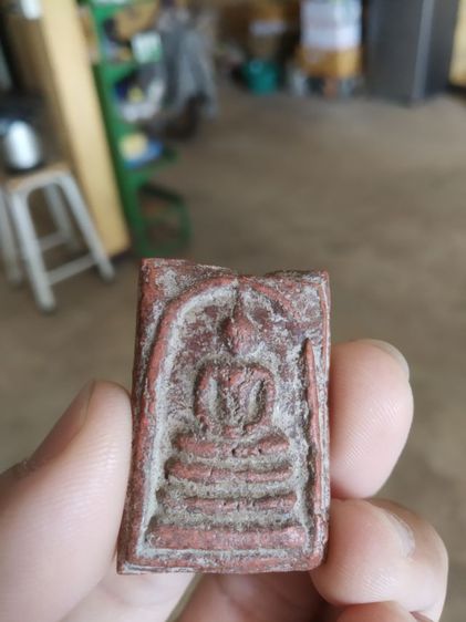 พระเนื้อมวลสารผสมว่านสบู่เลือด(พระพิมพ์พระสมเด็จหลังเรียบ(ไม่ทราบพระเกจิที่สร้าง)(เนื้อออกแดงมีตำหนิแตกหัก))พระบ้านพระเครื่องรางของมงคล รูปที่ 2