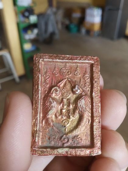 พระเนื้อว่านผสมผง(พระจำแลงพระภมรหลังพระเทพสาริกาคู่(ผิวออกสายรุ้ง)(ไม่ทราบเกจิที่สร้าง110201))พระบ้านพระเครื่องรางของมงคล รูปที่ 2