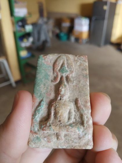 พระเนื้อดินผสมผงและว่าน(พระพิมพ์พระพุทธเป็นพระพิมพ์กลางด้านหลังมีครุฑ(บอกไม่ได้ว่าเกจิใดเป็นผู้สร้าง))พระบ้านพระเครื่องรางของมงคล รูปที่ 2