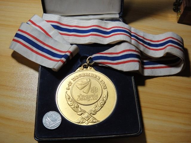 เหรียญทอง SEAGAME 1995 สำหรับนักกีฬา ประเภทวิ่ง ขนาดใหญ่ 7cm . พร้อมกล่องเดิม รูปที่ 2