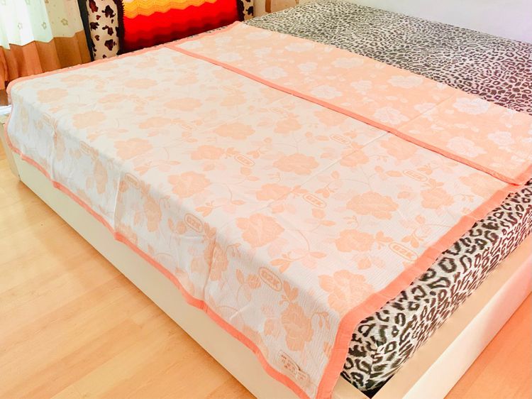 ผ้าห่ม หรือผ้าคลุมเตียง ขนาด 5.5-6ฟุต งานผ้าทอลายสีขาวลายดอกกุหลาบสีส้ม ยี่ห้อ G2K มือสองสภาพดี สินค้าญี่ปุ่น-เกาหลีแท้ รูปที่ 9
