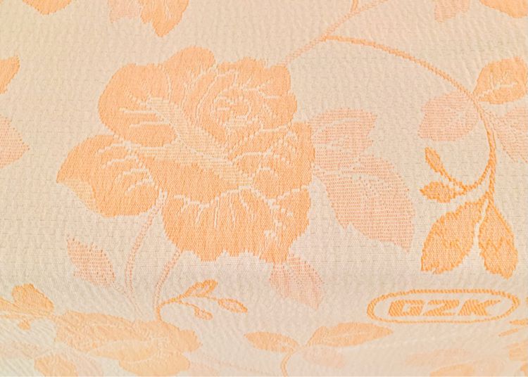ผ้าห่ม หรือผ้าคลุมเตียง ขนาด 5.5-6ฟุต งานผ้าทอลายสีขาวลายดอกกุหลาบสีส้ม ยี่ห้อ G2K มือสองสภาพดี สินค้าญี่ปุ่น-เกาหลีแท้ รูปที่ 3