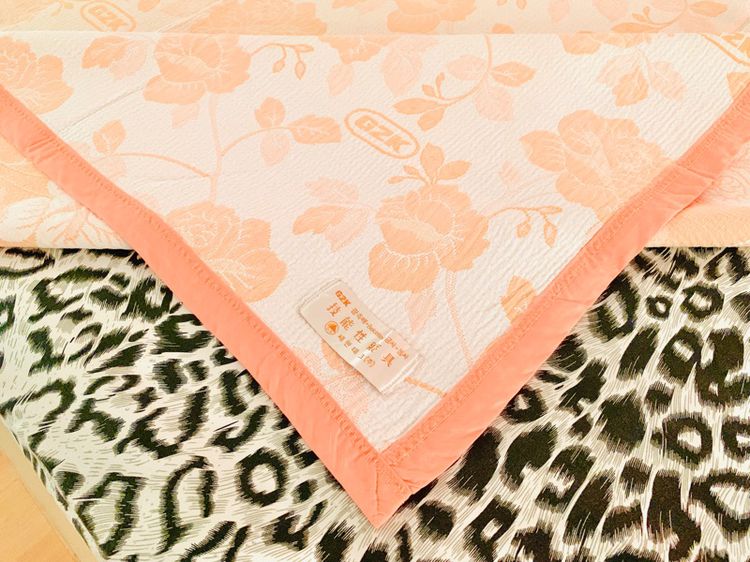 ผ้าห่ม หรือผ้าคลุมเตียง ขนาด 5.5-6ฟุต งานผ้าทอลายสีขาวลายดอกกุหลาบสีส้ม ยี่ห้อ G2K มือสองสภาพดี สินค้าญี่ปุ่น-เกาหลีแท้ รูปที่ 7
