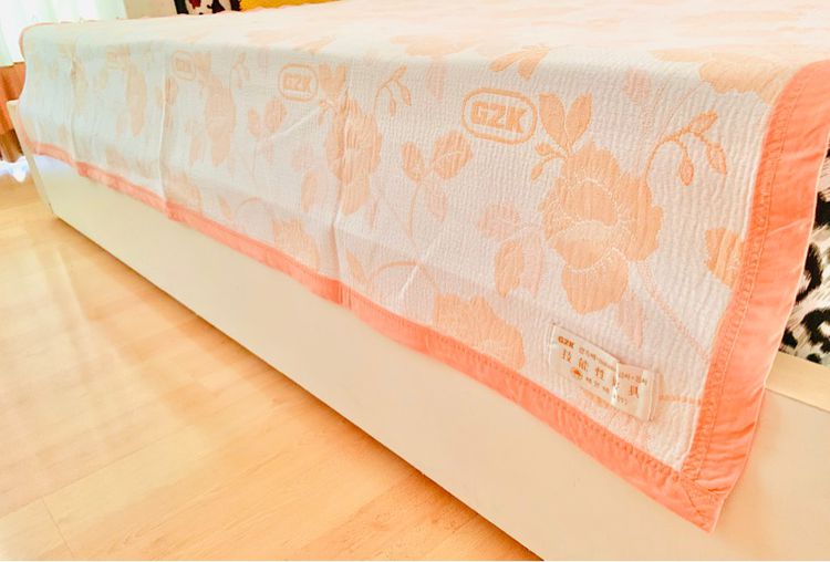 ผ้าห่ม หรือผ้าคลุมเตียง ขนาด 5.5-6ฟุต งานผ้าทอลายสีขาวลายดอกกุหลาบสีส้ม ยี่ห้อ G2K มือสองสภาพดี สินค้าญี่ปุ่น-เกาหลีแท้ รูปที่ 8