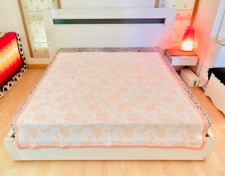 ผ้าห่ม หรือผ้าคลุมเตียง ขนาด 5.5-6ฟุต งานผ้าทอลายสีขาวลายดอกกุหลาบสีส้ม ยี่ห้อ G2K มือสองสภาพดี สินค้าญี่ปุ่น-เกาหลีแท้ รูปที่ 1