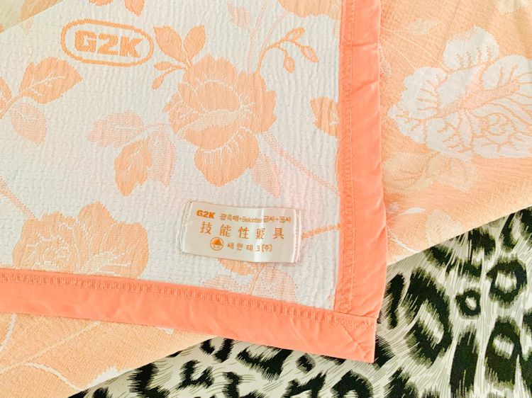 ผ้าห่ม หรือผ้าคลุมเตียง ขนาด 5.5-6ฟุต งานผ้าทอลายสีขาวลายดอกกุหลาบสีส้ม ยี่ห้อ G2K มือสองสภาพดี สินค้าญี่ปุ่น-เกาหลีแท้ รูปที่ 5