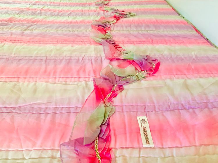 ผ้าห่ม หรือผ้าคลุมเตียง (ผืนใหญ่และยาวมาก) ขนาด 7ฟุต สีชมพูม่วงลายเรนโบว์ ด้านบนมีระบาย สไตล์วินเทจ ยี่ห้อ ANADEM (ใหม่) (สินค้าหายาก) รูปที่ 4