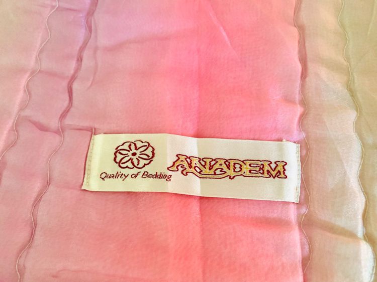 ผ้าห่ม หรือผ้าคลุมเตียง (ผืนใหญ่และยาวมาก) ขนาด 7ฟุต สีชมพูม่วงลายเรนโบว์ ด้านบนมีระบาย สไตล์วินเทจ ยี่ห้อ ANADEM (ใหม่) (สินค้าหายาก) รูปที่ 6