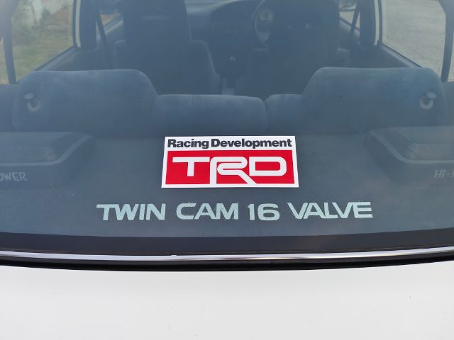 สติ๊กเกอร์ TWIN CAM 16 VALVE แท้ เก่าเก็บ ตรงรุ่น TOYOTA COROLLA EE-AE 90,92 สำหรับติดกระจกหลังด้านใน รูปที่ 2