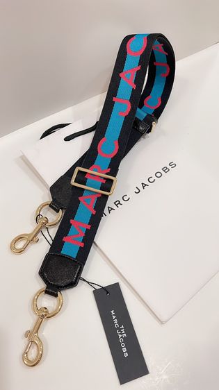 พร้อมส่ง 🔥SALE 2499🔥 มีสีเดียว ลดเยอะถูกที่สุด สายกระเป๋า แบบสปอร์ต MARC JACOBS WEBBING THE LOGO STRIPE BAG STRAP MULTICOLOR สีสวยน่ารัก รูปที่ 5