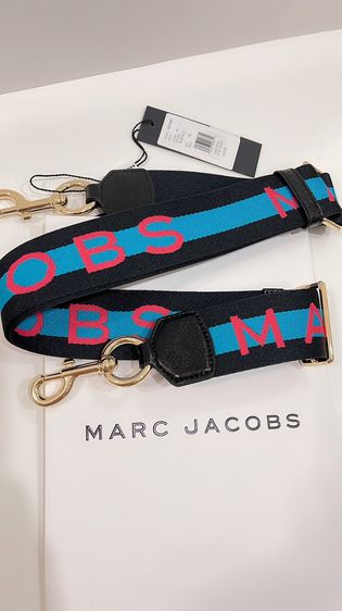 พร้อมส่ง 🔥SALE 2499🔥 มีสีเดียว ลดเยอะถูกที่สุด สายกระเป๋า แบบสปอร์ต MARC JACOBS WEBBING THE LOGO STRIPE BAG STRAP MULTICOLOR สีสวยน่ารัก รูปที่ 4