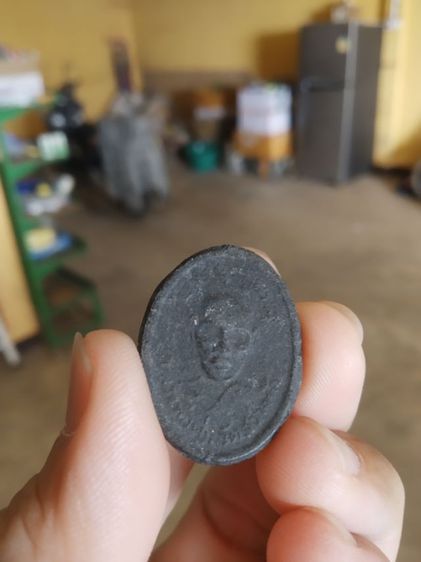 พระเนื้อว่านดำผสมผงรูปทรงไข่(พระรูปเหมือนพระหลวงพ่อพุ่ม(พระเกจิ)(หลังยันต์นภาควัม)วัดสว่างฟ้าพฤฒาราม(จังหวัดชลบุรี))พระเครื่องรางของมงคล รูปที่ 3