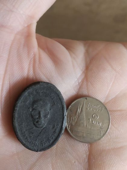 พระเนื้อว่านดำผสมผงรูปทรงไข่(พระรูปเหมือนพระหลวงพ่อพุ่ม(พระเกจิ)(หลังยันต์นภาควัม)วัดสว่างฟ้าพฤฒาราม(จังหวัดชลบุรี))พระเครื่องรางของมงคล รูปที่ 8