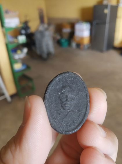 พระเนื้อว่านดำผสมผงรูปทรงไข่(พระรูปเหมือนพระหลวงพ่อพุ่ม(พระเกจิ)(หลังยันต์นภาควัม)วัดสว่างฟ้าพฤฒาราม(จังหวัดชลบุรี))พระเครื่องรางของมงคล รูปที่ 4