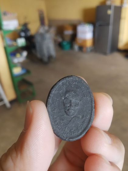 พระเนื้อว่านดำผสมผงรูปทรงไข่(พระรูปเหมือนพระหลวงพ่อพุ่ม(พระเกจิ)(หลังยันต์นภาควัม)วัดสว่างฟ้าพฤฒาราม(จังหวัดชลบุรี))พระเครื่องรางของมงคล รูปที่ 2