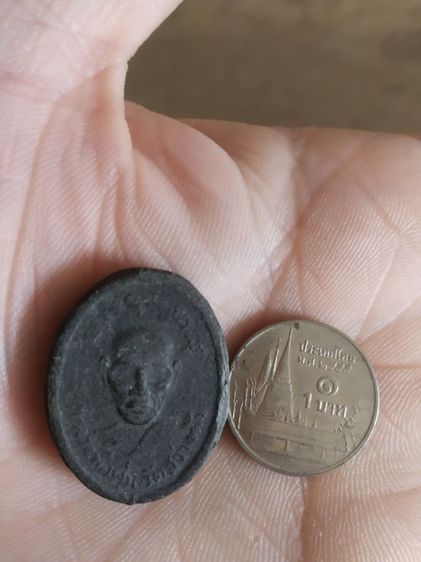 พระเนื้อว่านดำผสมผงรูปทรงไข่(พระรูปเหมือนพระหลวงพ่อพุ่ม(พระเกจิ)(หลังยันต์นภาควัม)วัดสว่างฟ้าพฤฒาราม(จังหวัดชลบุรี))พระเครื่องรางของมงคล รูปที่ 9