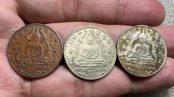 เหรียญพระแก้วมรกตครบ3เหรียญมีเนื้อเงิน,อัลปาก้าและทองแดง รูปที่ 3