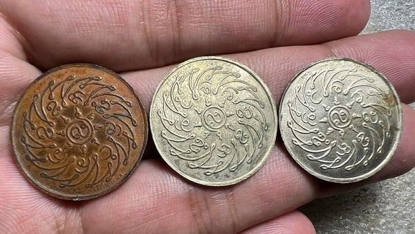 เหรียญพระแก้วมรกตครบ3เหรียญมีเนื้อเงิน,อัลปาก้าและทองแดง รูปที่ 4