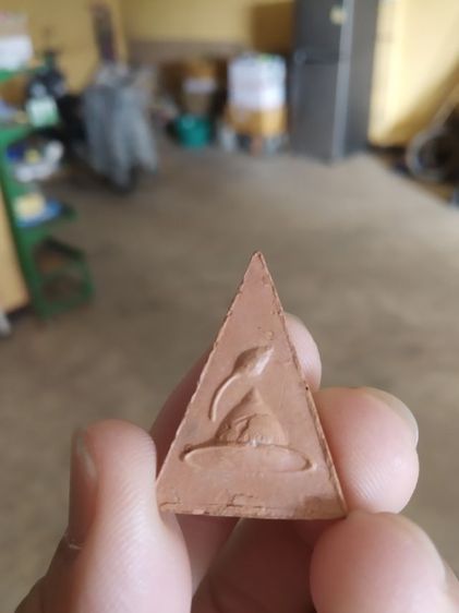 พระเนื้อดินเผา(พระนางพญาพระหลวงปู่สังวาลย์เขมโกวัดทุ่งสามัคคีธรรม(ผสมมวลสารเก่า)(รุ่นมาลาเบี่ยง)(จังหวัดพิษณุโลกปี2538))พระเครื่องรางของมงคล รูปที่ 4