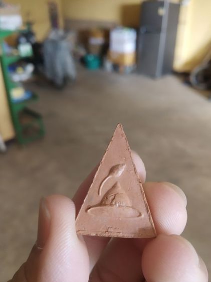 พระเนื้อดินเผา(พระนางพญาพระหลวงปู่สังวาลย์เขมโกวัดทุ่งสามัคคีธรรม(ผสมมวลสารเก่า)(รุ่นมาลาเบี่ยง)(จังหวัดพิษณุโลกปี2538))พระเครื่องรางของมงคล รูปที่ 2