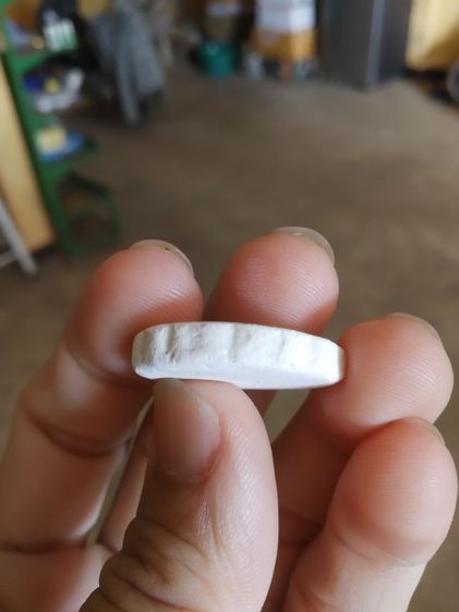 พระเนื้อผงทรงวงกลม(พระสีวลีเนื้อขาวหลังเรียบ(ไม่ทราบพระเกจิที่สร้าง)(ไม่ทราบที่))พระบ้านพระเครื่องรางของมงคล รูปที่ 17