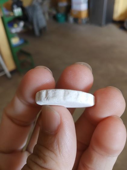 พระเนื้อผงทรงวงกลม(พระสีวลีเนื้อขาวหลังเรียบ(ไม่ทราบพระเกจิที่สร้าง)(ไม่ทราบที่))พระบ้านพระเครื่องรางของมงคล รูปที่ 16