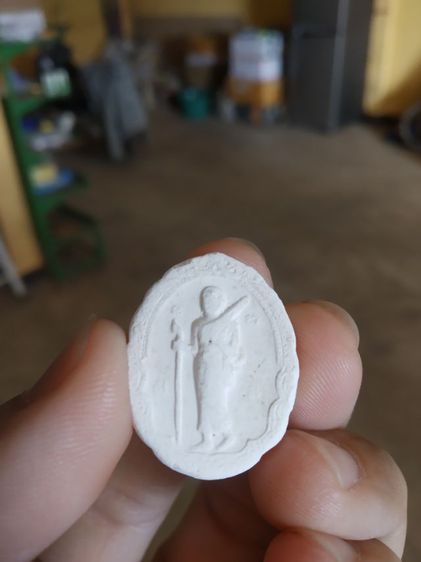 พระเนื้อผงทรงวงกลม(พระสีวลีเนื้อขาวหลังเรียบ(ไม่ทราบพระเกจิที่สร้าง)(ไม่ทราบที่))พระบ้านพระเครื่องรางของมงคล รูปที่ 3