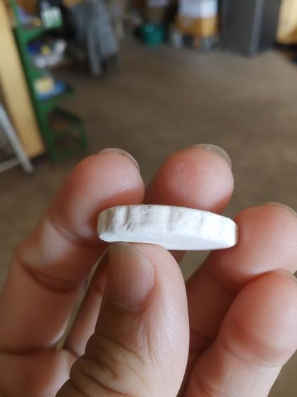 พระเนื้อผงทรงวงกลม(พระสีวลีเนื้อขาวหลังเรียบ(ไม่ทราบพระเกจิที่สร้าง)(ไม่ทราบที่))พระบ้านพระเครื่องรางของมงคล รูปที่ 15