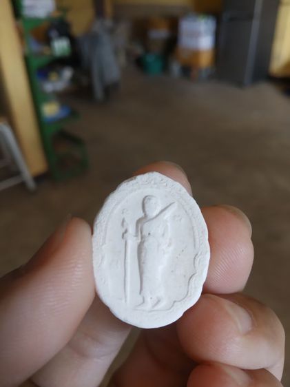 พระเนื้อผงทรงวงกลม(พระสีวลีเนื้อขาวหลังเรียบ(ไม่ทราบพระเกจิที่สร้าง)(ไม่ทราบที่))พระบ้านพระเครื่องรางของมงคล รูปที่ 8