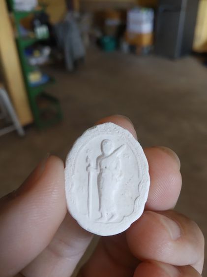 พระเนื้อผงทรงวงกลม(พระสีวลีเนื้อขาวหลังเรียบ(ไม่ทราบพระเกจิที่สร้าง)(ไม่ทราบที่))พระบ้านพระเครื่องรางของมงคล รูปที่ 4