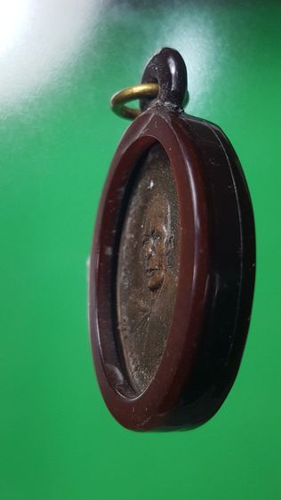 เหรียญหลวงพ่อแดง วัดเขาบันไดอิฐ รุ่นแรก สภาพเจ้าของเก่าใช้ห้อยคอมาแต่เดิม เลี่ยมโบราณเก่า แกะออกมาจากสร้อยเชือกร่มเก่า สภาพยังสวยอยู่ครับ รูปที่ 4