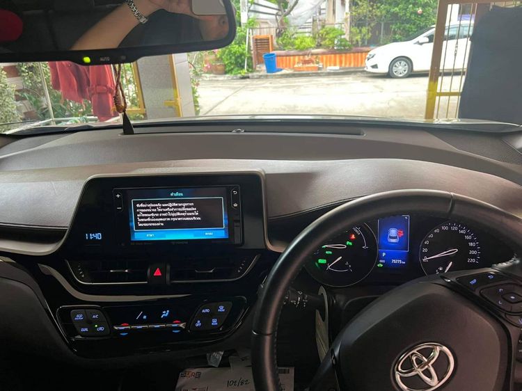 Toyota C-HR 2019 1.8 Hybrid Hi Sedan ไฮบริด เกียร์อัตโนมัติ ขาว รูปที่ 3