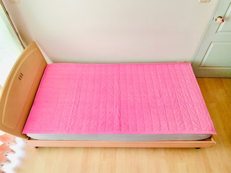 ผ้าปูรองนอน ขนาด 3.5ฟุต สีชมพูกำมะหยี่ปักลายตารางทั้งผืน (สภาพใหม่) มือสองสภาพดี สินค้าญี่ปุ่น-เกาหลีแท้