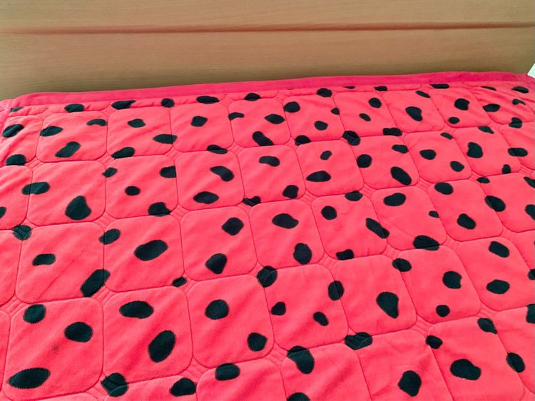 ผ้าปูรองนอน ขนาด 3.5ฟุต สีแดงอมชมพูกำมะหยี่ลายด่าง ยี่ห้อ Myung Ga (สภาพใหม่) มือสองขายตามสภาพ สินค้าญี่ปุ่น-เกาหลีแท้ รูปที่ 4