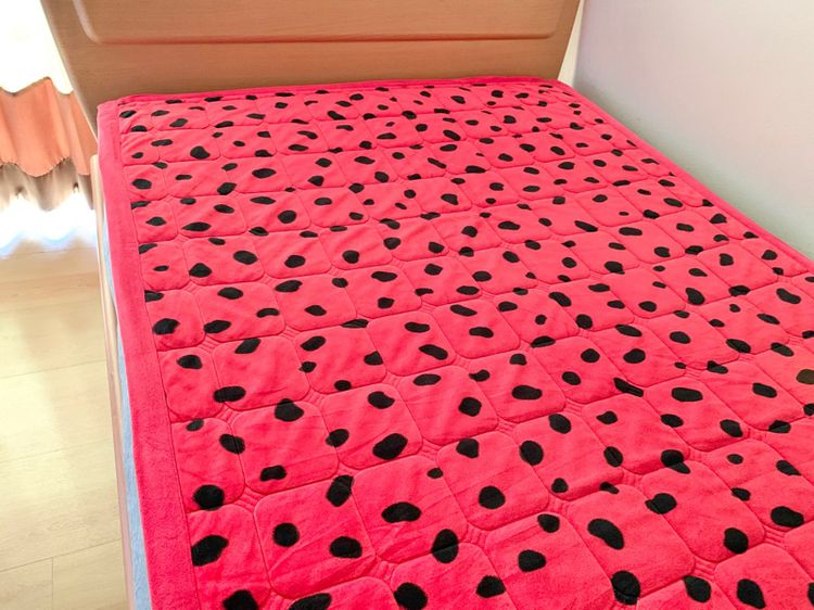 ผ้าปูรองนอน ขนาด 3.5ฟุต สีแดงอมชมพูกำมะหยี่ลายด่าง ยี่ห้อ Myung Ga (สภาพใหม่) มือสองขายตามสภาพ สินค้าญี่ปุ่น-เกาหลีแท้ รูปที่ 3