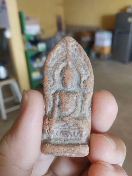 พระเนื้อดินพิมพ์ใหญ่(พระพิมพ์พระยอดขุนพลพิมพ์ใหญ่ทรงใบเสมาหลังเรียบ(ไม่ทราบพระเกจิที่สร้าง)(ไม่ทราบรุ่นและอายุ))พระบ้านพระเครื่องรางของมงคล รูปที่ 2