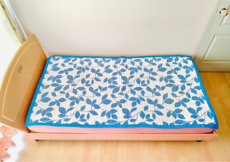 ผ้าปูรองนอน ขนาด 3.5ฟุต สีขาวลายใบไม้สีน้ำเงิน มือสองสภาพดี สินค้าญี่ปุ่น-เกาหลีแท้