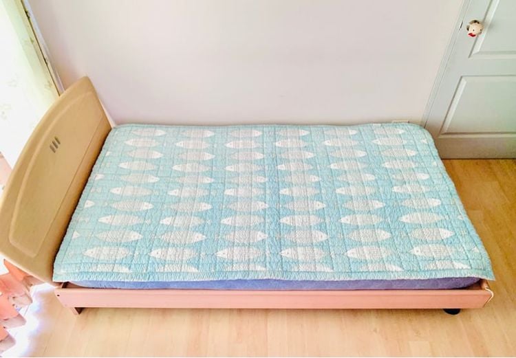 ผ้าปูรองนอน (แบบหนา) ขนาด 3.5ฟุต สีฟ้าลายปลาญี่ปุ่น ยี่ห้อ Ebline (ใหม่) มือสองสภาพดี สินค้าญี่ปุ่น-เกาหลีแท้