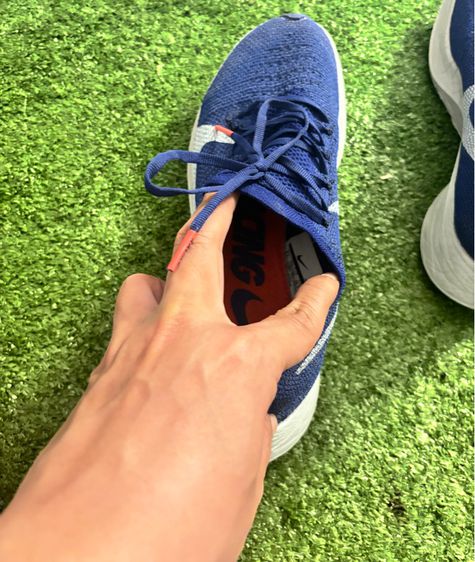 Nike vaporfly 4percent Flyknit สีน้ำเงินมือสอง พื้นยังสวย ใช้งานได้อีกยาวครับ มีรอยถลอกที่ส้นเท้า Size 8.5US ยาว26.5CM รูปที่ 7