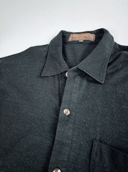 เสื้อเชิ้ต Yves Saint Lauren อก38ไหล่17.5ยาว27 สีดำ ผ้าคอตตอนผสมโพลี สภาพสวย ไม่ขาด ใส่หล่อมาก  รูปที่ 4